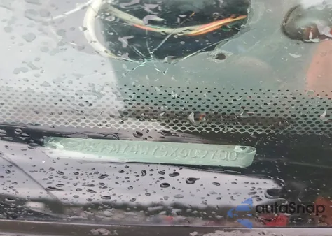 2005 Mercury Grand Marquis Gs z USA, uszkodzony, nr VIN 2MEFM74W75X609700